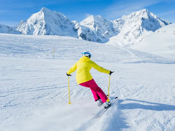 Skidåkning, skidåkare, vinter sport - kvinna skidåkning utför — Stockfoto