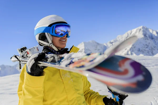 Skifahrer, Skifahren, Wintersport - Porträt einer Skifahrerin — Stockfoto