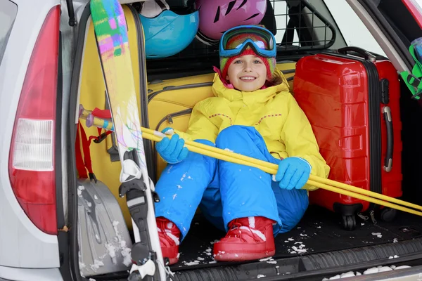 Hiver, ski, voyage - fille avec équipement de ski voiture — Photo