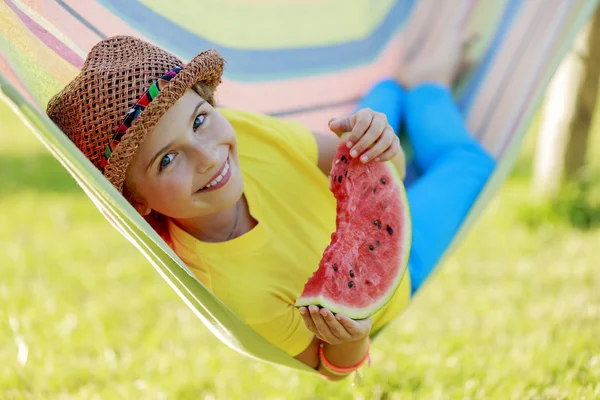 ความสุขในฤดูร้อน - สาวน่ารักกินแตงโมสด — ภาพถ่ายสต็อก