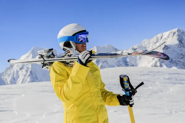 滑雪、 滑雪、 冬季运动-女滑雪者的肖像 — 图库照片
