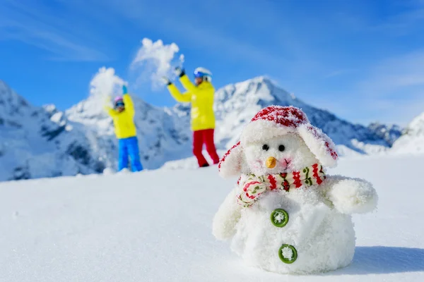 Ski, skidåkare, solen och vinter kul — Stockfoto