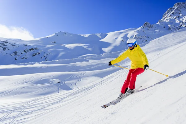 Skidåkning, skidåkare, vinter sport - kvinna skidåkning utför — Stockfoto