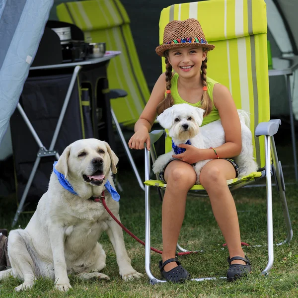 Obóz letni - młoda dziewczyna gry z psami na camping — Zdjęcie stockowe