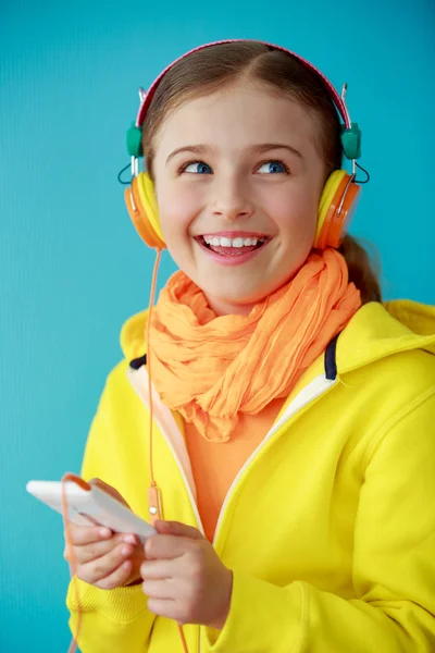 Fiatal lány élvez zene — Stock Fotó