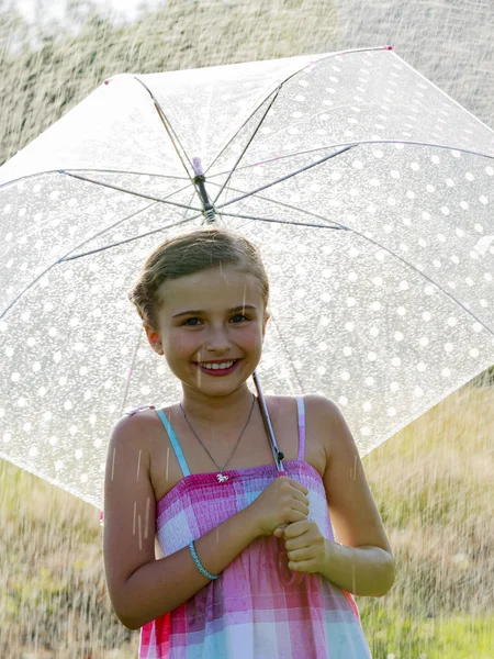 Sommarregn - glad tjej med ett paraply i regnet — Stockfoto