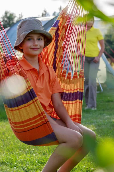 Zomer in de tent - jong meisje met familie op de camping — Stockfoto