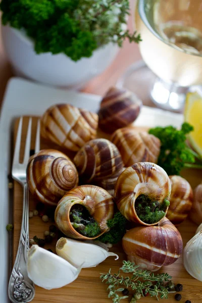 Escargots de Bourgogne (caracoles con mantequilla de hierbas ) — Foto de Stock