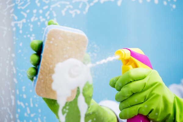 Чистящее оконное стекло с моющим средством
