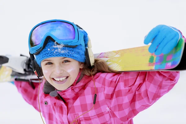 Jazda na nartach, narciarz, sporty zimowe - portret szczęśliwy młody narciarz — Zdjęcie stockowe