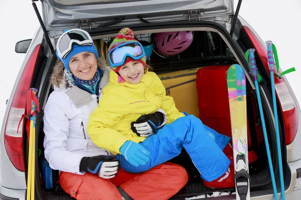 Winter, ski, familie op reis gaat — Stockfoto