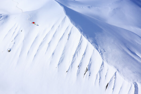Катание на лыжах, лыжник, фрирайд в свежем порошковом снегу
