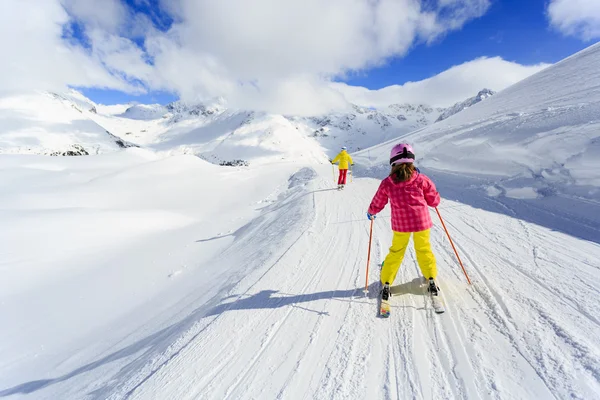 Sci, inverno, lezione di sci - sciatori sulla pista da sci — Foto Stock