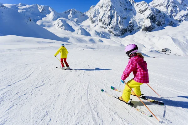 Lyžování, zimní, lyžařské lekce - lyžaři na sjezdovce — Stock fotografie