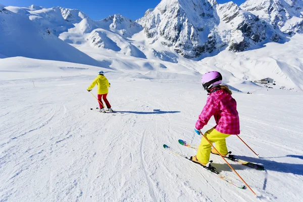 Esquí, invierno, clases de esquí - esquiadores en pista de esquí —  Fotos de Stock