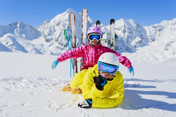 Skidåkning, vinter, snö, sol och kul - familjen njuter av vintern — Stockfoto