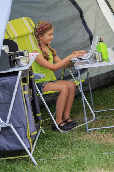 Campamento de verano - niña jugando en la tienda — Foto de Stock