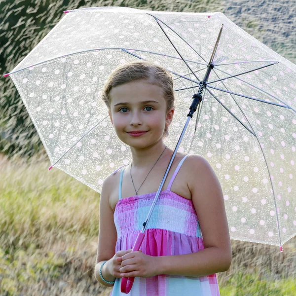 Sommarregn - glad tjej med ett paraply i regnet — Stockfoto