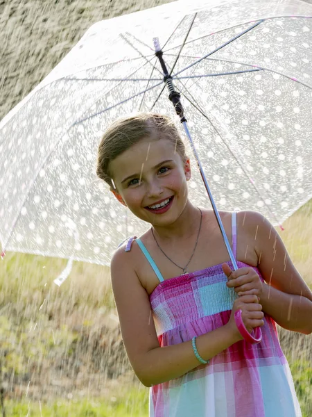 Chuva de verão - menina feliz com um guarda-chuva na chuva — Fotografia de Stock