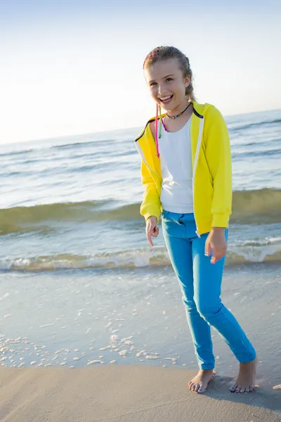 Sommaren på stranden - porträtt av ung flicka på stranden — Stockfoto