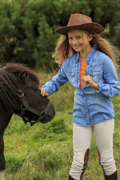 Ranch - härlig tjej med ponny på ranchen — Stockfoto