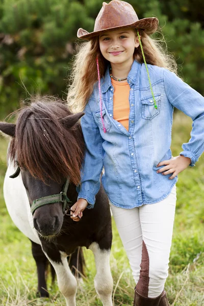 Ranch - reizendes Mädchen mit Pony auf der Ranch — Stockfoto