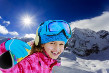 Kayak, kış eğlence - Kayak tatil keyfini tatlı kayakçı kız