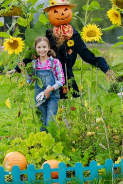 korkuluk ve Bahçe mutlu kız