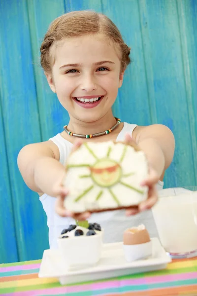 Colazione estiva - ragazza carina mangiare colazione sana — Foto Stock