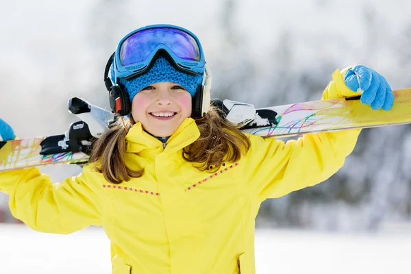 Narty, zima zabawa - narciarz piękny dziewczyna narciarskie wakacje — Zdjęcie stockowe