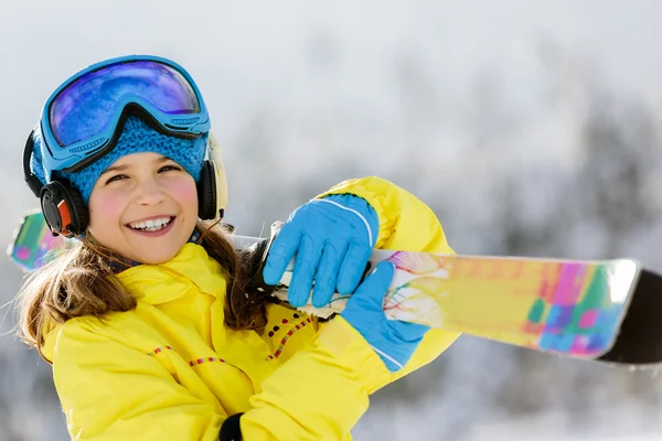 Ski, Winterspaß - schönes Skifahrermädchen genießt Skiurlaub — Stockfoto