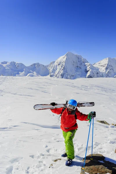 Ski, skieur, homme avec des skis monte au sommet — Photo