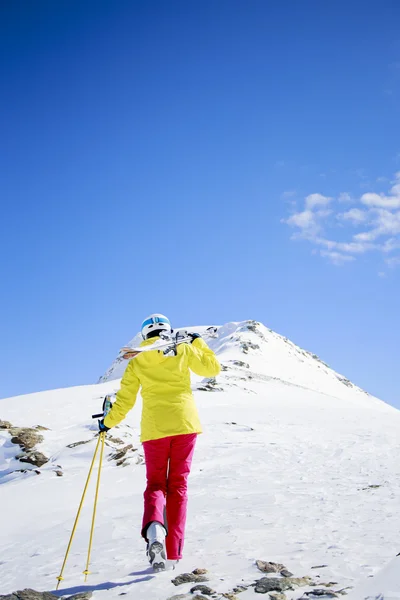 Skidåkning, skidåkare, klättrar kvinna med skidor till toppen — Stockfoto