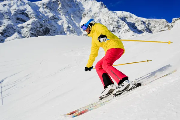 Esqui, esquiador, esporte de inverno - mulher esqui downhill — Fotografia de Stock