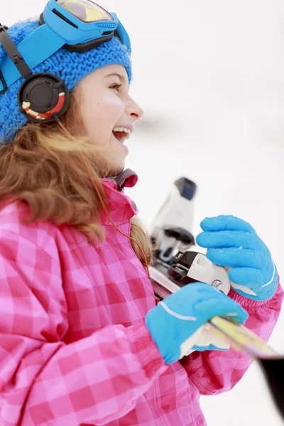 Ski, Winterspaß - schönes Skifahrermädchen genießt Skiurlaub Stockfoto