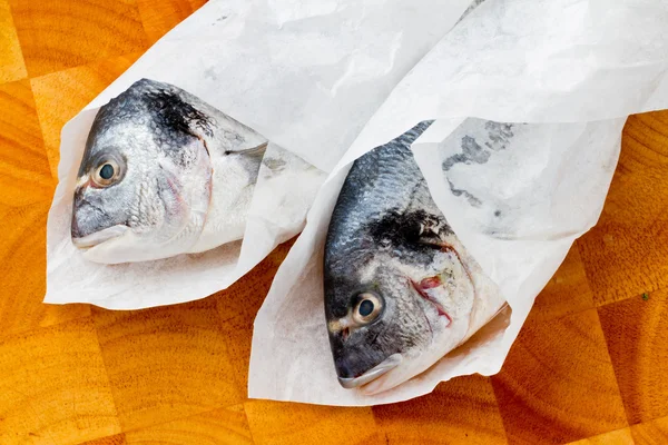 Θαλασσινά, ψάρια - φρέσκα θαλασσινά dorada στην κουζίνα — Φωτογραφία Αρχείου
