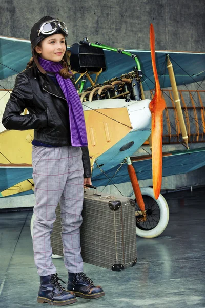 Авиатор, счастливая девушка готова путешествовать с самолетом . — стоковое фото
