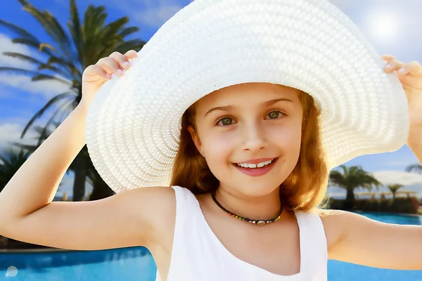 De zomervakanties - leuk meisje op het strand — Stockfoto