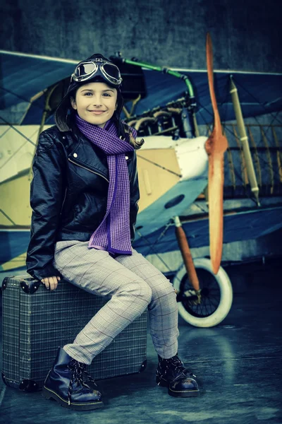 Літаючий, авіатор, літак, подорожі дівчина готова до подорожей — стокове фото