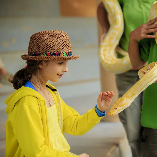 Wycieczka do zoo - dziewczyna i wąż w zoo — Zdjęcie stockowe