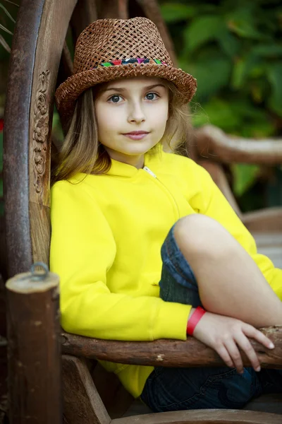Sommarsemester - porträtt av vackra flicka — Stockfoto