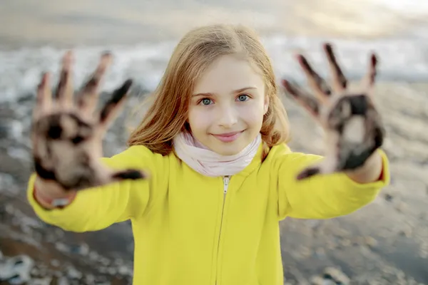 Beach fun - mooi meisje spelen op zandstrand, zwart zand — Stockfoto