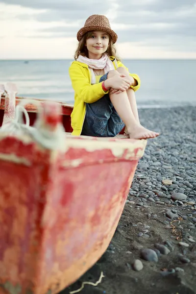 Spiaggia, barca e ragazza - Ritratto di bella ragazza sulla spiaggia — Foto Stock