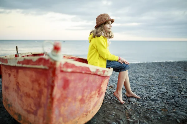 Playa, barco y chica - Retrato de chica encantadora en la playa — Foto de Stock