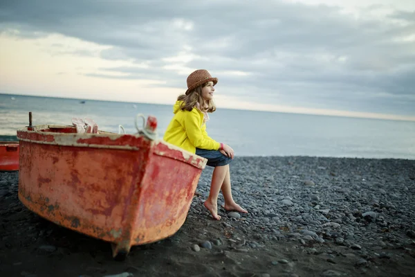 Пляж, лодка и девушка - Портрет прекрасной девушки на пляже — стоковое фото