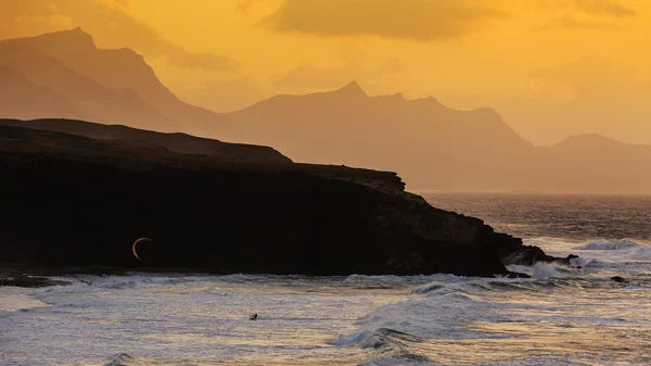 Kitesurfing - jämfört beach i fuerteventura, Kanarieöarna, Spanien — Stockfoto