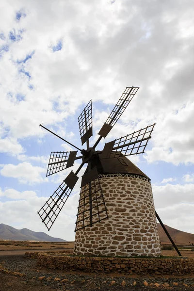 Windmolen in antiqua - ferteventura op de Canarische eilanden, Spanje — Stockfoto