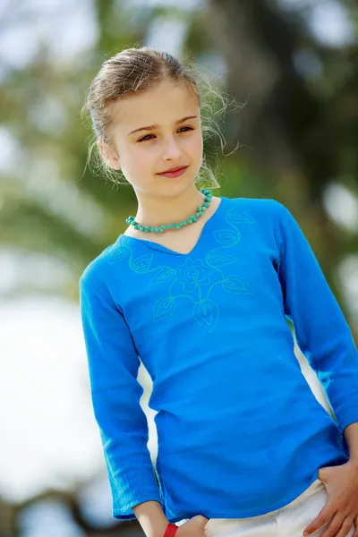 Verão, linda menina desfrutando de verão — Fotografia de Stock