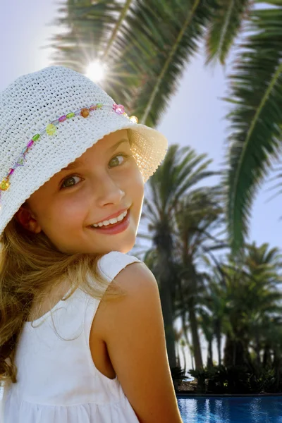 Vacaciones de verano - Retrato de chica encantadora en el resort de playa —  Fotos de Stock