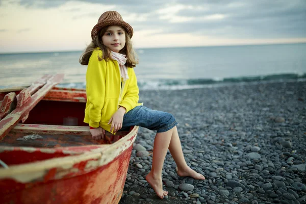 Beach, boat and girl - Portrait of lovely girl on the beach — Stock Photo, Image